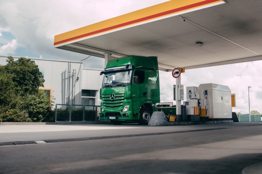 Lors de tests pratiques, des camions Mercedes-Benz Actros ont pour la première fois payé automatiquement leur carburant dans des stations-services Shell à Stuttgart, Allemagne.