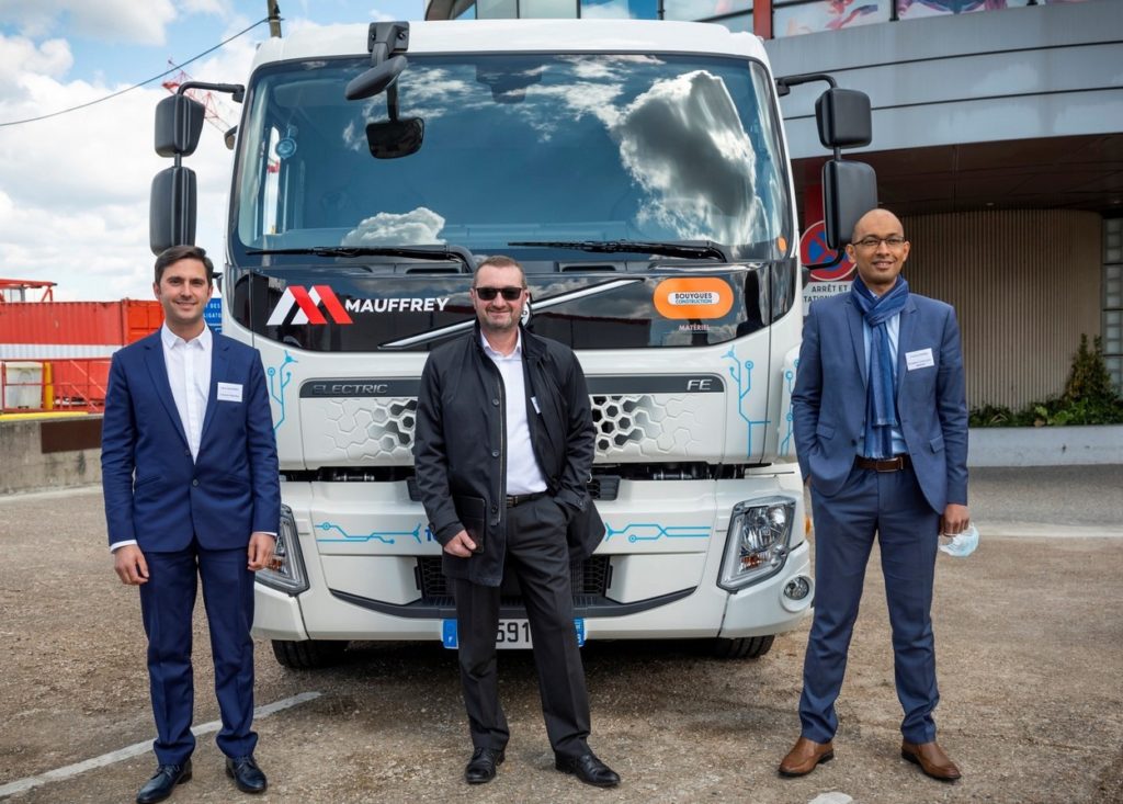 Kevin Mauffrey, directeur technique du groupe Mauffrey, Christophe Tharrault, président de Volvo Trucks France, et Patrick N’Kodia, directeur de Bouygues Construction Matériel.