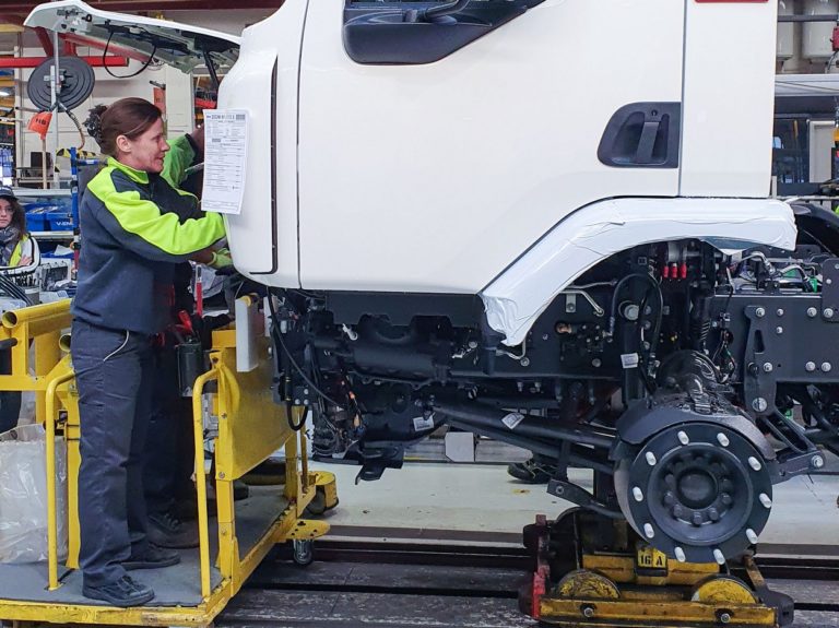 La demande de véhicules électriques s’intensifiant, l’usine Renault Trucks de Blainville-sur-Orne, qui a déjà adapté sa capacité de production, renforce ses effectifs en conséquence.