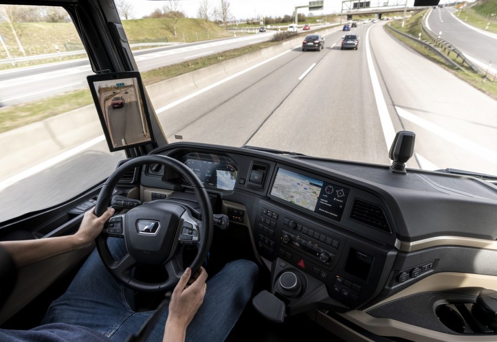 Disponible à la commande pour toutes les séries de camions MAN depuis octobre 2021, le système OptiView rend les angles morts visibles pour le conducteur et assure ainsi une plus grande sécurité sur la route, notamment lors des virages, des changements de file et des manœuvres.