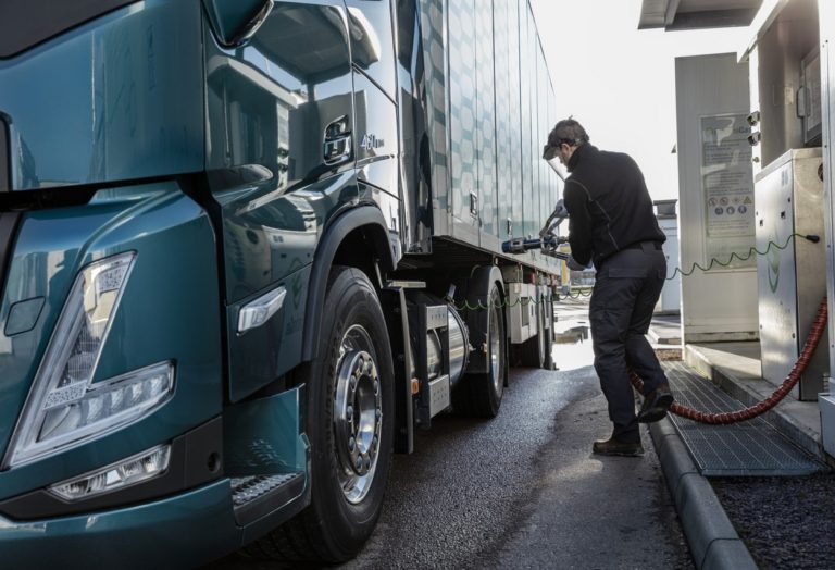 Le Prix Européen du Transport Durable 2022 a été décerné le 18 novembre à Münich par "Transport", le bimensuel spécialisé dans le transport de marchandises. © Volvo Trucks