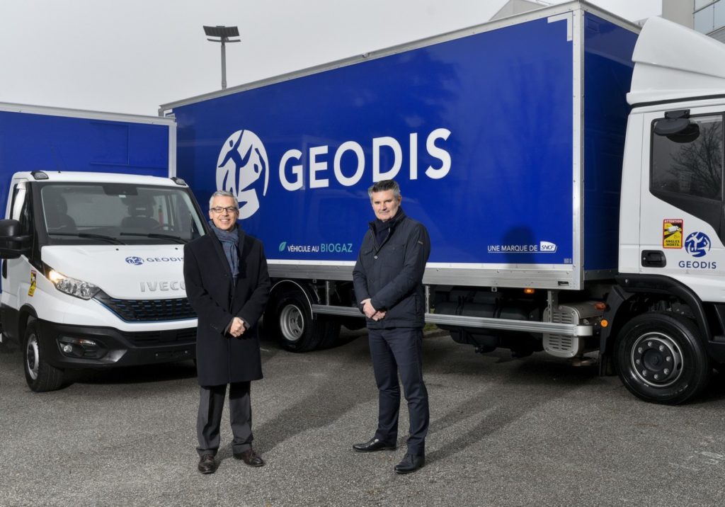 Emilio Portillo, directeur général d'IVECO France, et Stéphane Cassagne, directeur général du métier distribution & express de GEODIS.