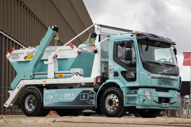 Ce véhicule sera exploité principalement sur le Grand Paris, pour la collecte de déchets sur des chantiers du BTP. © Volvo Trucks.