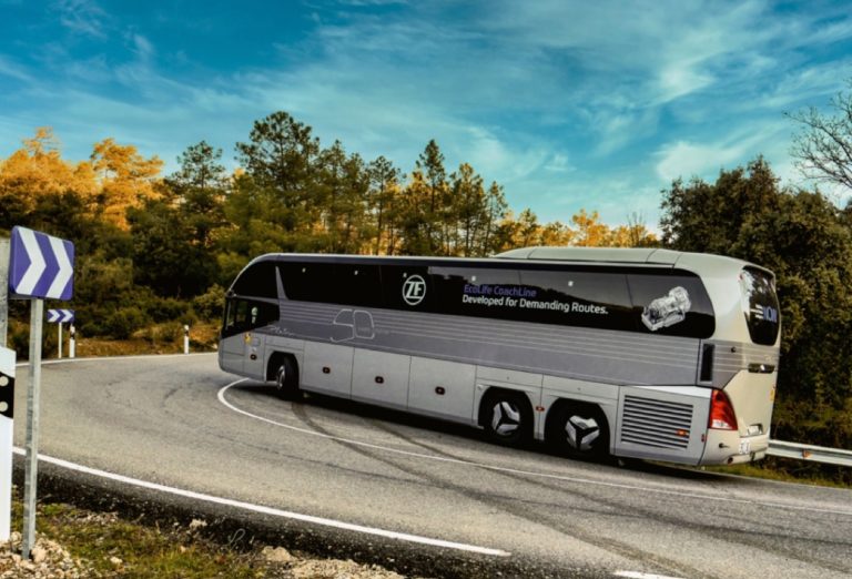 Adapté à tous les types d’autocars, EcoLife CoachLine apporte une efficience énergétique accrue et une réduction des émissions de CO2 tout en améliorant le coût total de possession. © ZF