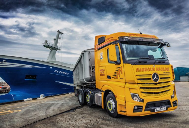 Le nouveau camion à la peinture jaune vif transporte désormais des produits de la mer et des déchets de poisson utilisés pour la production d'engrais et d'aliments pour animaux vers des clients dans toute l'Écosse. © Mercedes-Benz Trucks