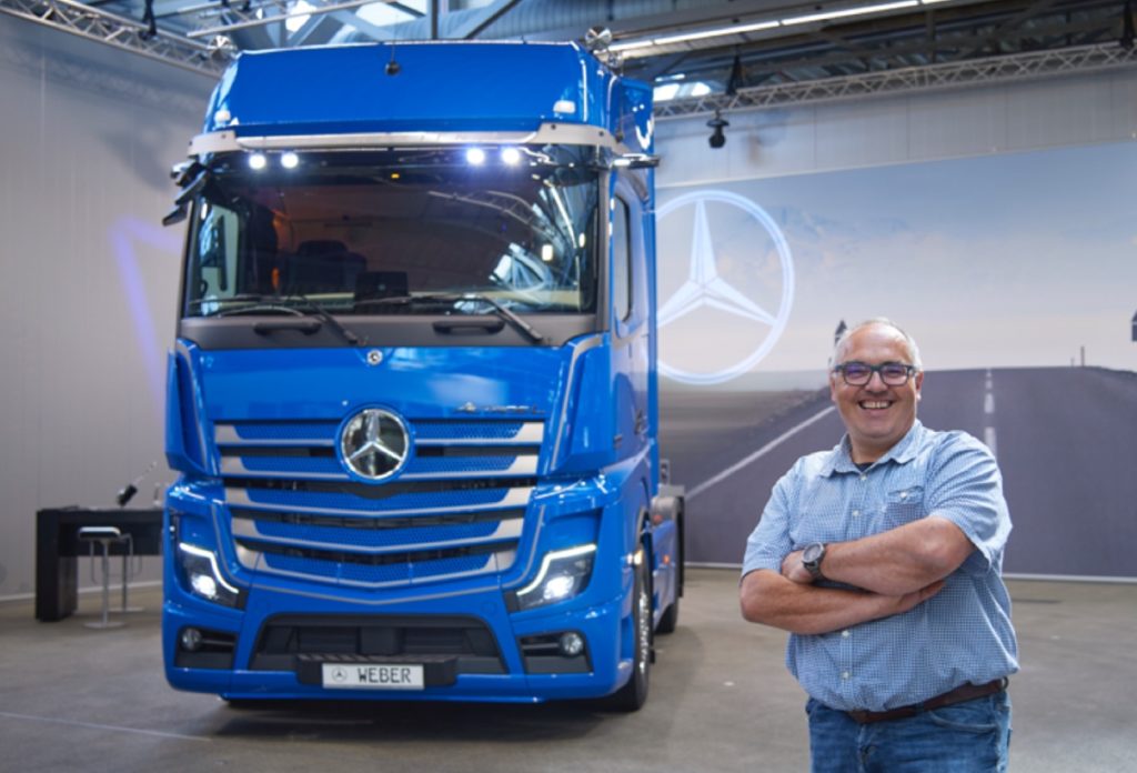 Oliver Ochs, de la socité Weber Maschinenbau, prend livraison du premier Mercedes-Benz Actros L de la série limitée Extend+. © Daimler Truck