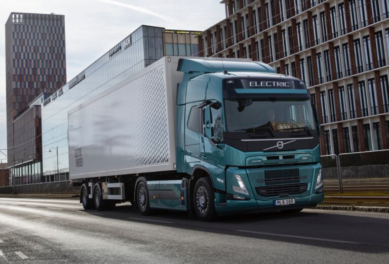 Le Volvo FM Electric, Tracteur 4x2, dont la production série a démarré le 14 septembre sera exposé au coeur du stand, aux côtés d’un Volvo FE 100% Electric également. © Volvo Trucks.